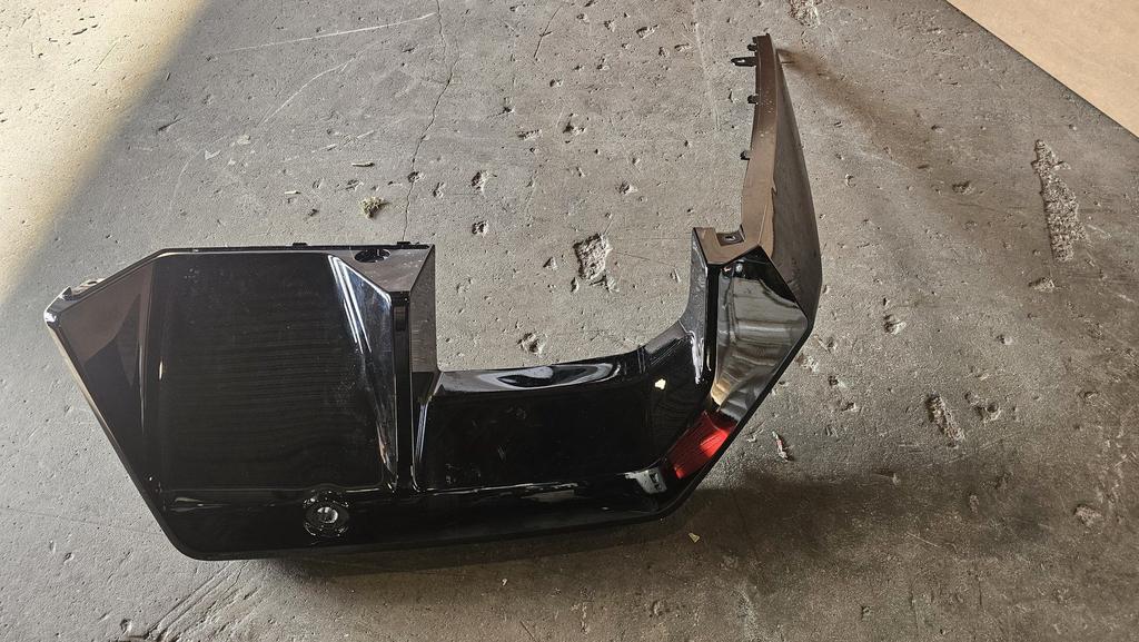 Diffuser zwart onderzijde achterbumper links BMW 5 serie G90, Auto-onderdelen, -, Nieuw, Ophalen of Verzenden, Achter