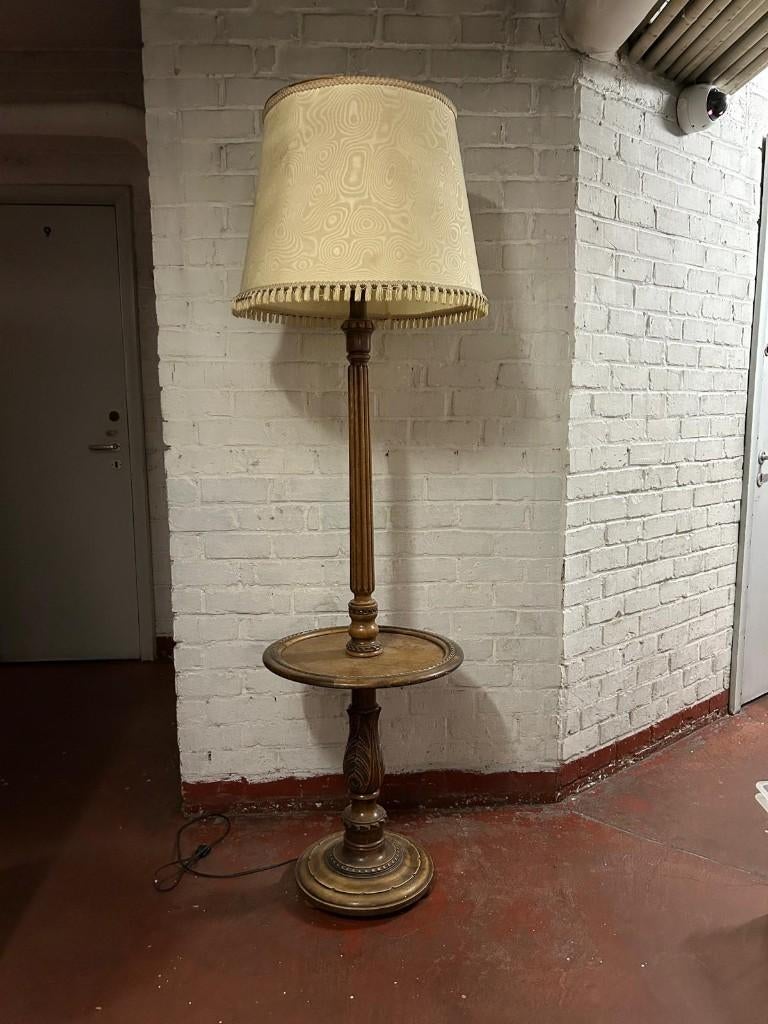 Lampadaire vintage en bois avec tablette – style classique, Ophalen, Gebruikt, 100 tot 150 cm, Vintage