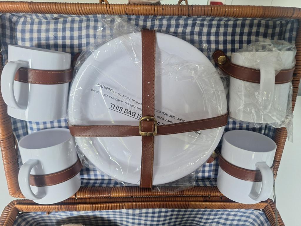 Picknickmand 4 pers (Gevlochten riet), Hobby en Vrije tijd, Picknickmanden, Ophalen of Verzenden, Zo goed als nieuw