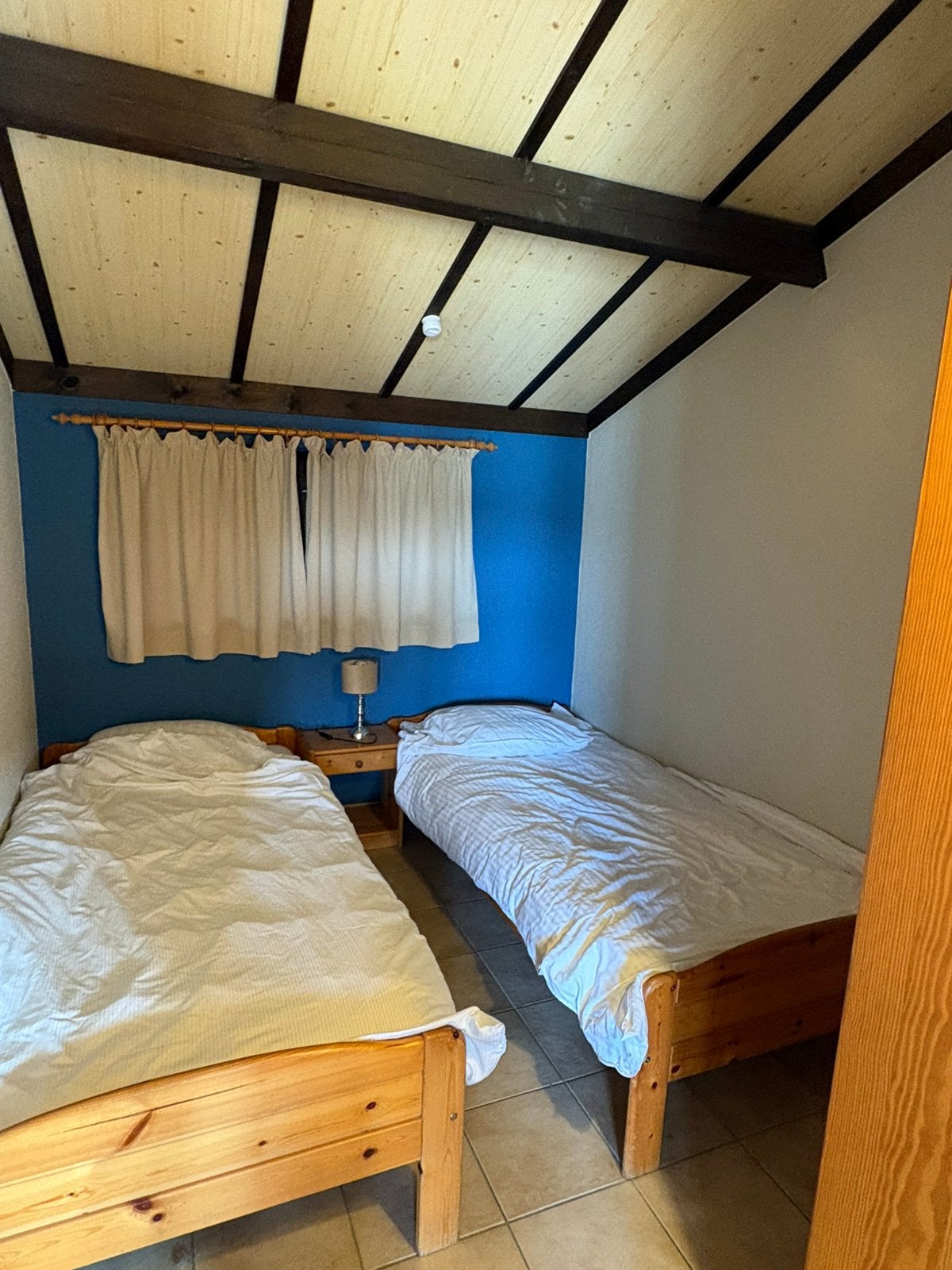 2 lits simples + table de chevet et armoire