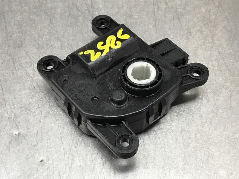 ACTIONNEUR MOTEUR VOLET CHAUFFAGE Hyundai i40 CW (VFC), Dhr. M. Roggen, Stadsweg 37 37
9917 PV  WIRDUM GR., NL, Hyundai, Utilisé