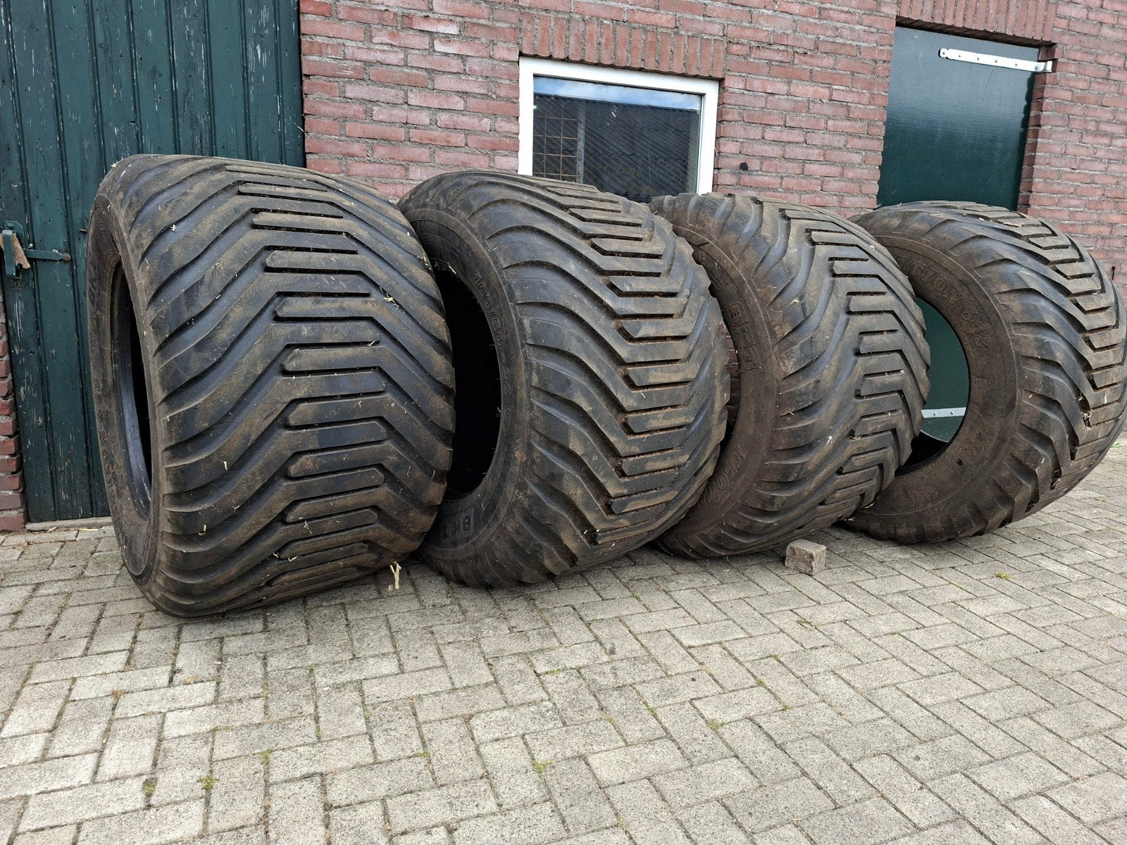 BKT 700/50-26.5 dumper/kipper/ladewagen/raapwagen banden, Ophalen