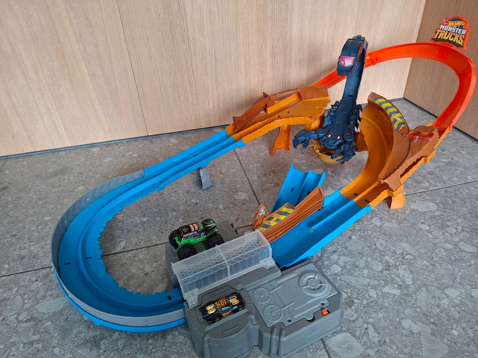 Hot Wheels Monster Trucks Scorpion + trucks/auto's, Verzenden