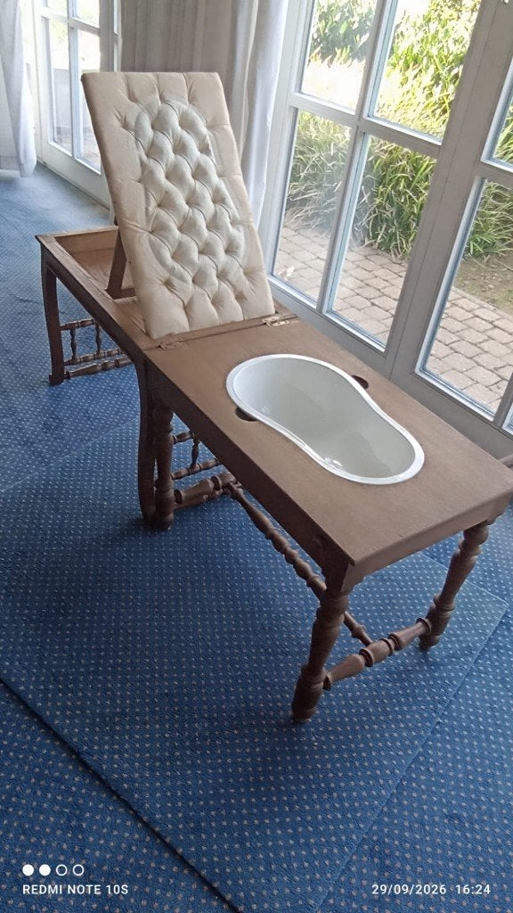 Oude houten commodestoel/stoel met gaatjes, Ophalen