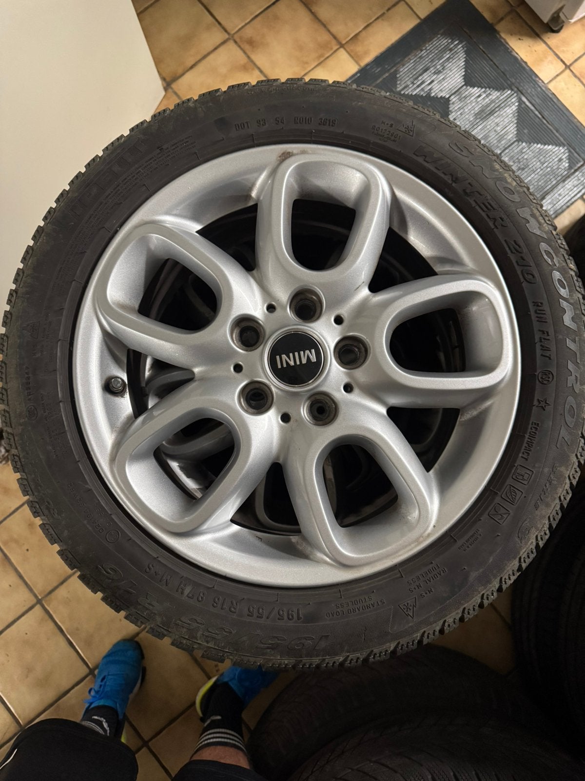 ️ 4 JANTES MINI ORIGINE 16” + PNEUS HIVER PIRELLI RUN FLAT, Enlèvement, Pneus hiver, Pneu(s)