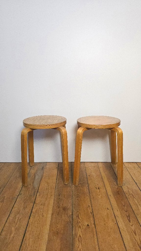 2 Scandinavische vintage krukken - Alvar Aalto design 1930, Ophalen of Verzenden, Zo goed als nieuw, Hout