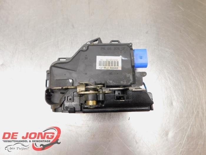 Serrure portière mécanique 2portes droite d'un Volkswagen, Volkswagen, -, 3 mois de garantie, Utilisé