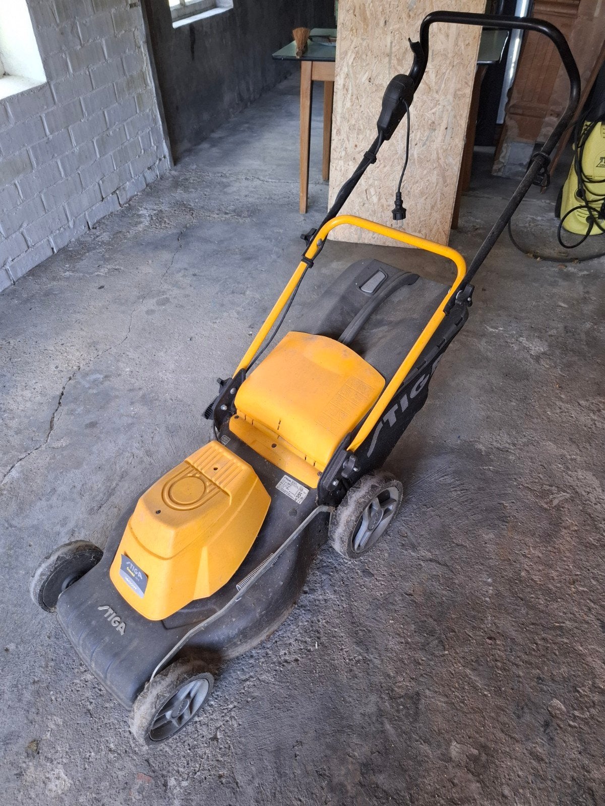 ELEKTRISCHE GRASMAAIER, Tuin en Terras, Grasmaaiers, Elektrische grasmaaier, Ophalen