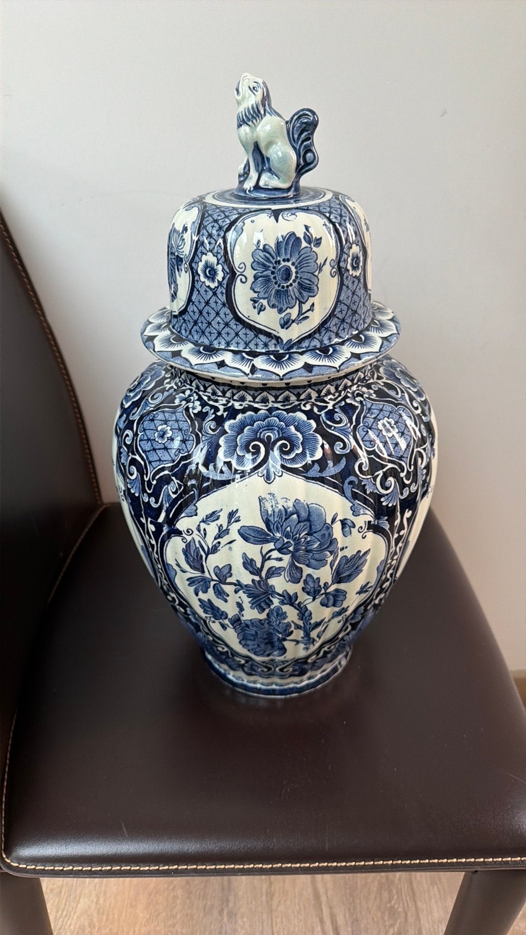 vintage Delfts blauwe dekselvaas geproduceerd in Maastricht, Antiek en Kunst, Ophalen