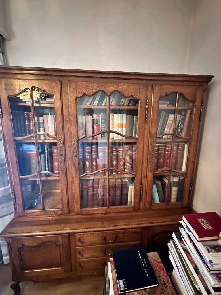Boeken of vitrinekast is uitgevoerd in Lodewijk XV-stij, Ophalen, Eikenhout, Met lade(s)