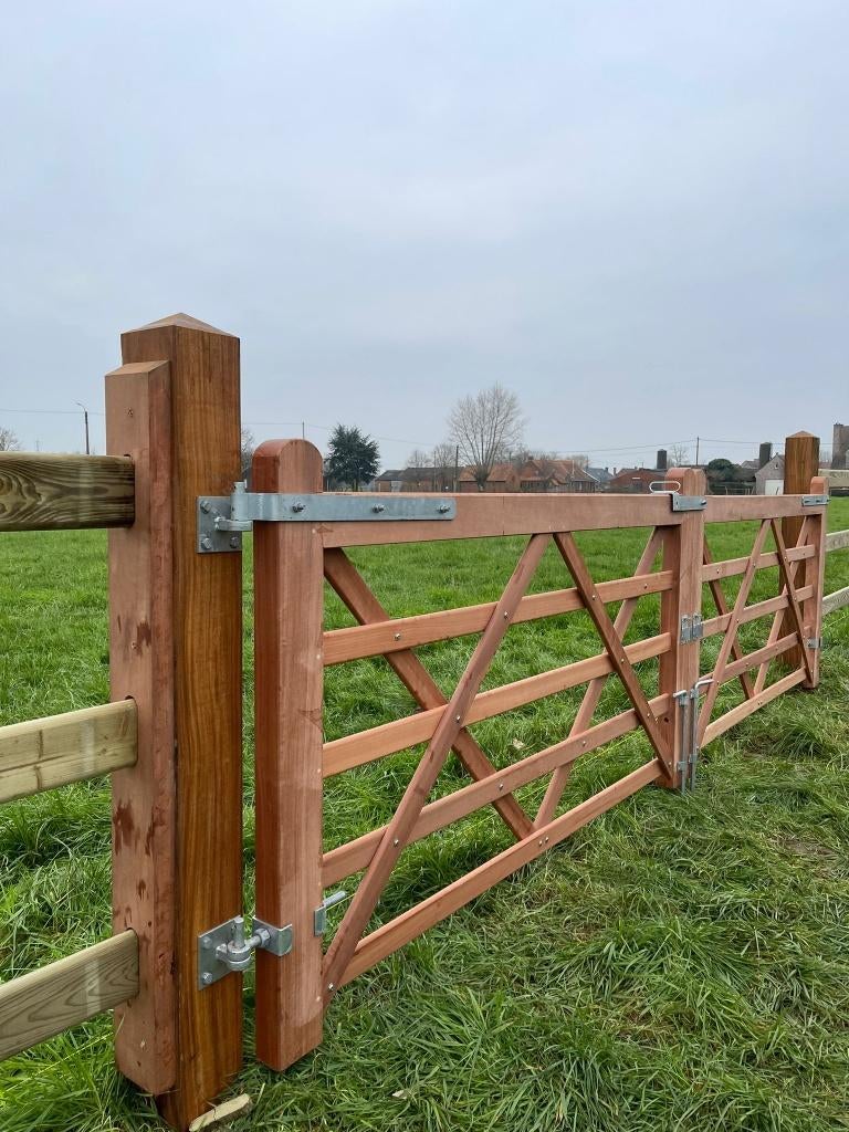 Portes de prairie en bois dur ou en pin. « En stock », Pâturage