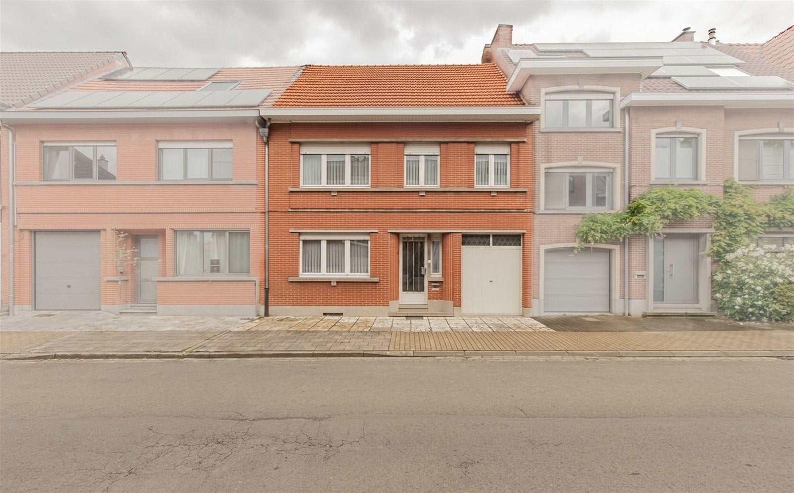 Maison familiale spacieuse, 2 garages, situation centrale, Maison 2 façades, 283 kWh/m²/an, 200 à 500 m², 202 m²
