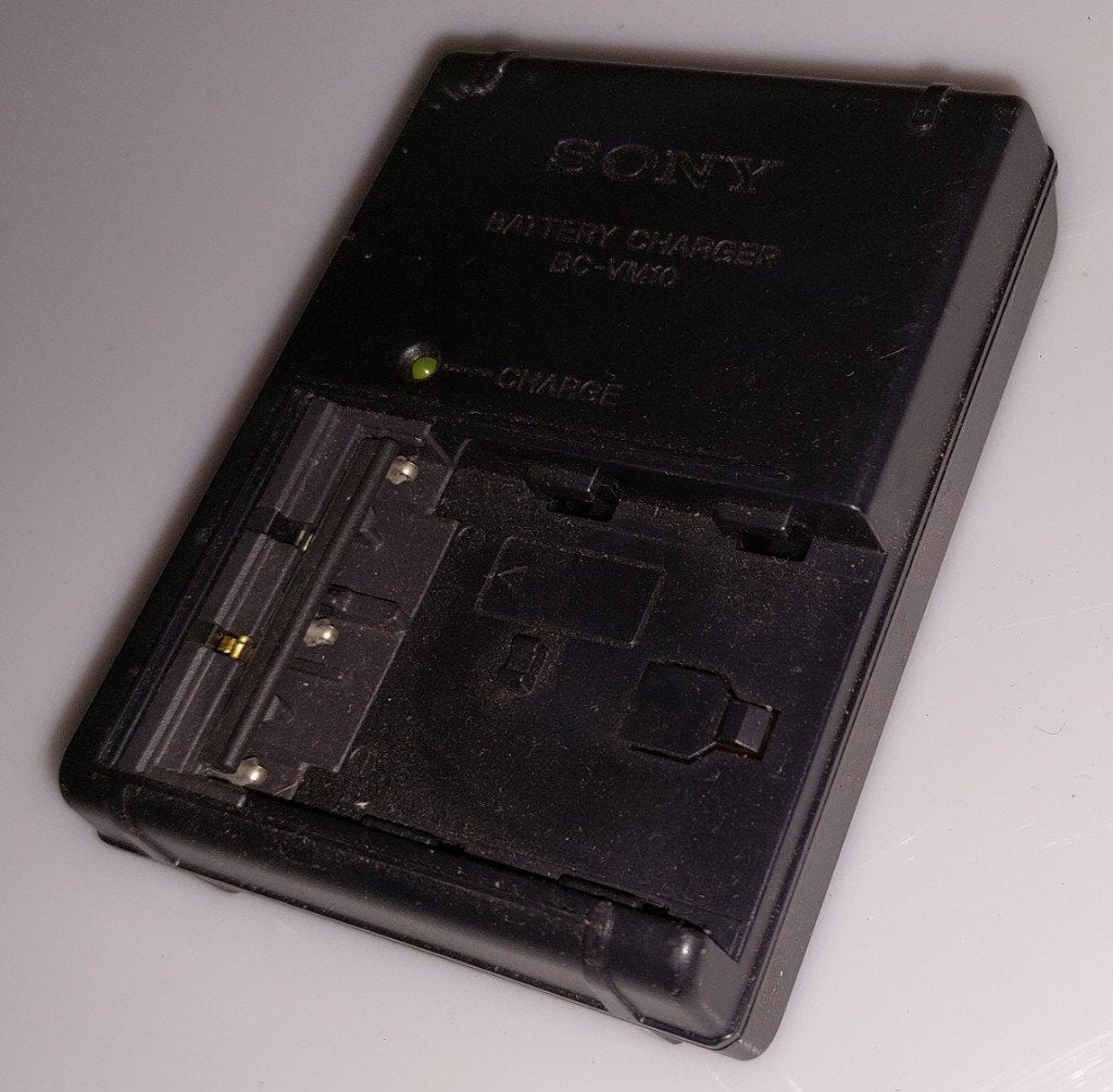 Chargeur Sony BC-VM10 original (+ câble) - État neuf, Sony, Chargeur de batterie, Sony, Comme neuf