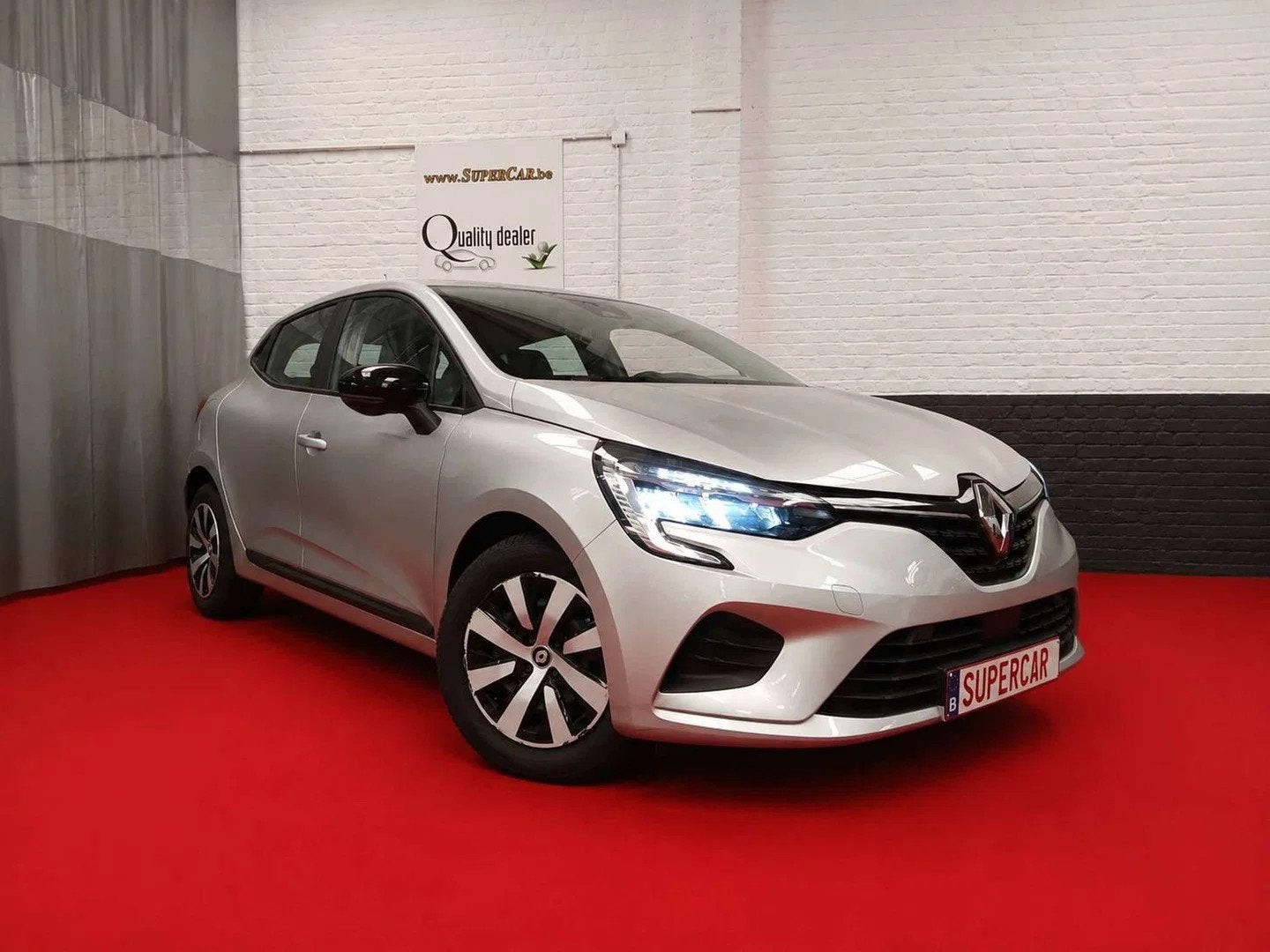 Renault Clio Clio 1.0 TCE 90 EQUILIBRE *CARPLAY* CAPT ARR*27, Gebruikt, Bedrijf, 3 cilinders, Zilver of Grijs