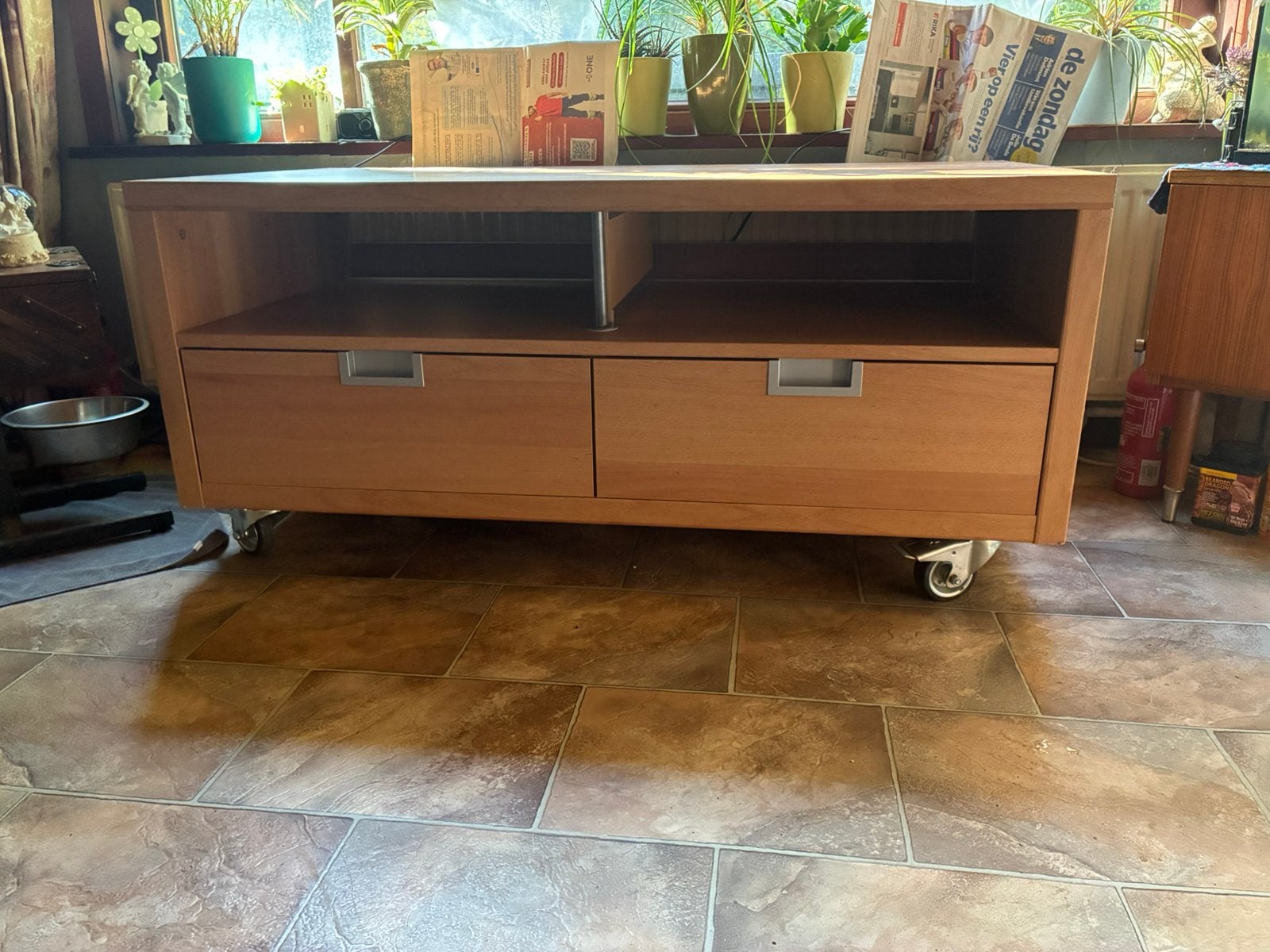 Tv kast tafel met 5 wielen eronder, Ophalen, Zo goed als nieuw
