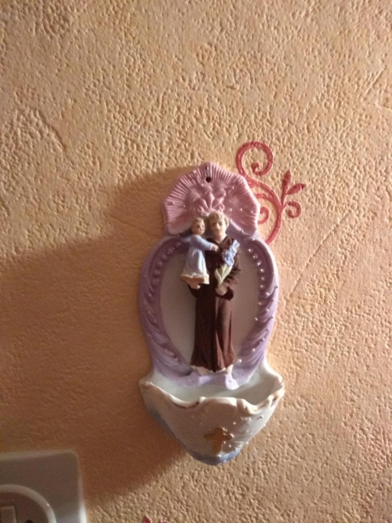 globe crucifix et bénitier, Enlèvement