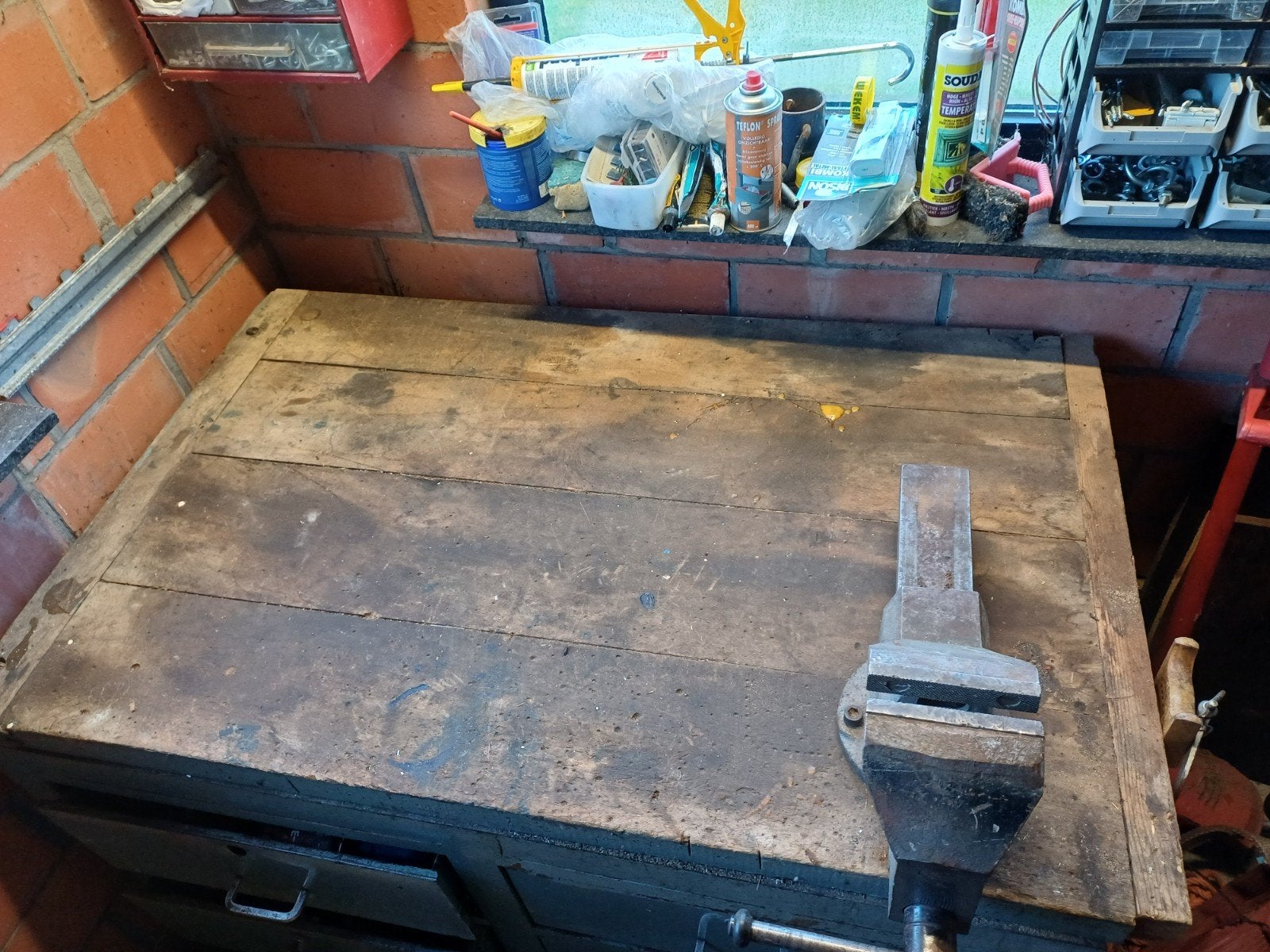 Metalen werkbank met houten blad, incl nieuwe bankvijs, Ophalen