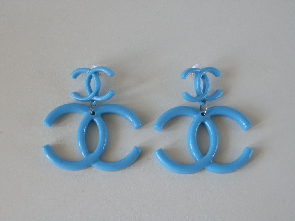 Boucles d'oreilles à logo Chanel., Bijoux, Sacs & Beauté, Boucles d'oreilles, Puces ou Clous, Enlèvement ou Envoi, Autres couleurs