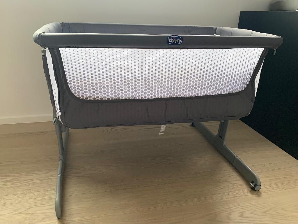 Chicco Next2me Air met matrasbeschermer en hoeslakens, Ophalen, Zo goed als nieuw, Wieg