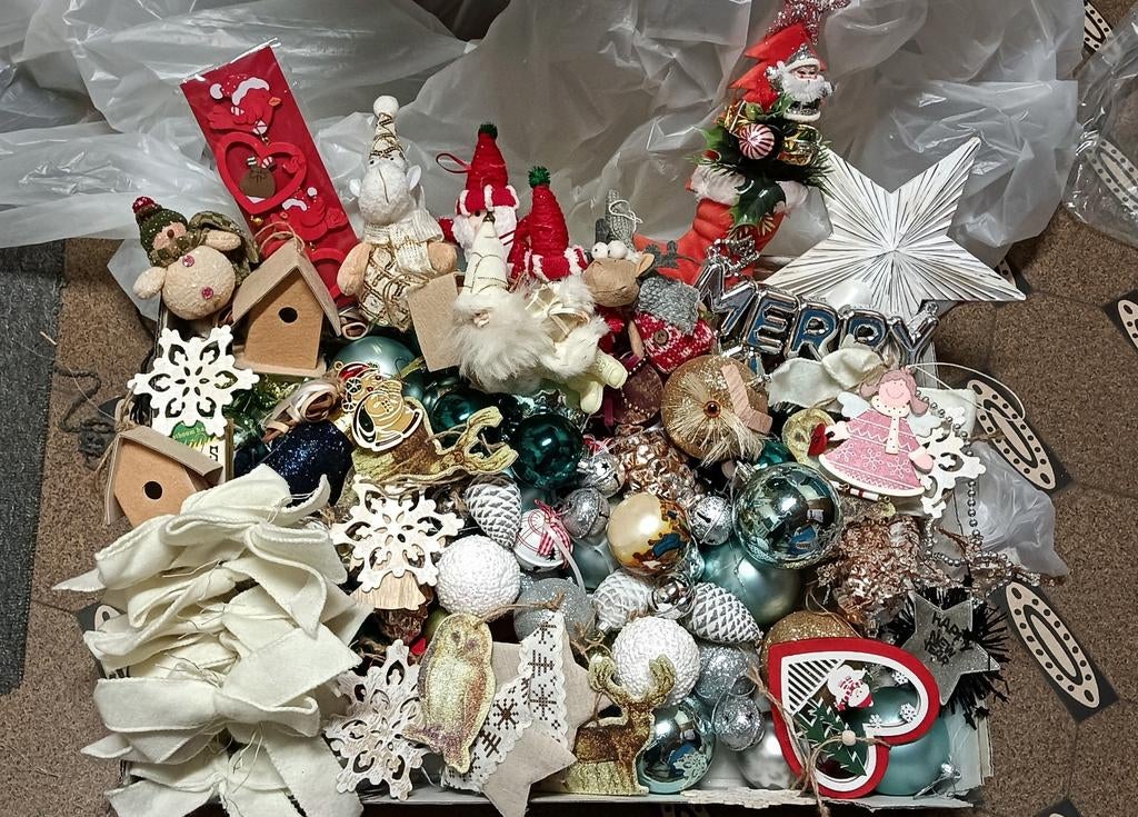 Ensemble de boules et de décorations de Noël, Enlèvement