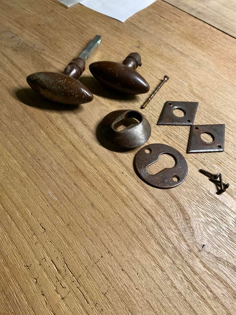 Antieke ijzeren deurklinken met rozetten, Antiek en Kunst, Ophalen of Verzenden