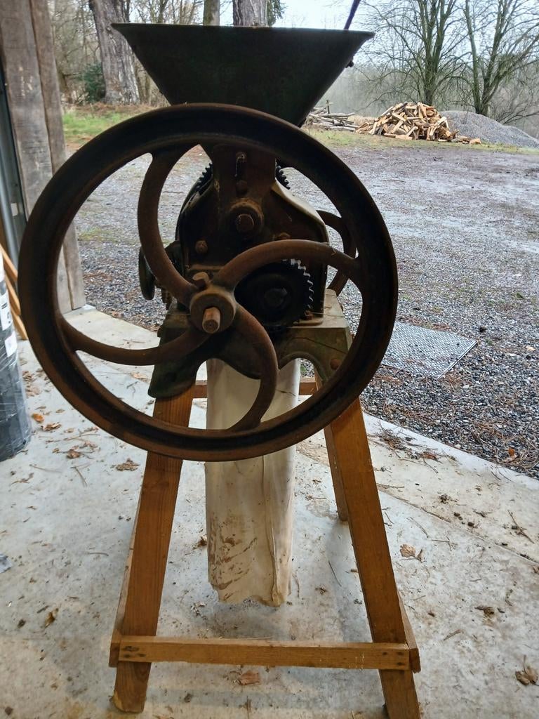 Ancien concasseur à grain, Articles professionnels, Agriculture | Outils, Enlèvement