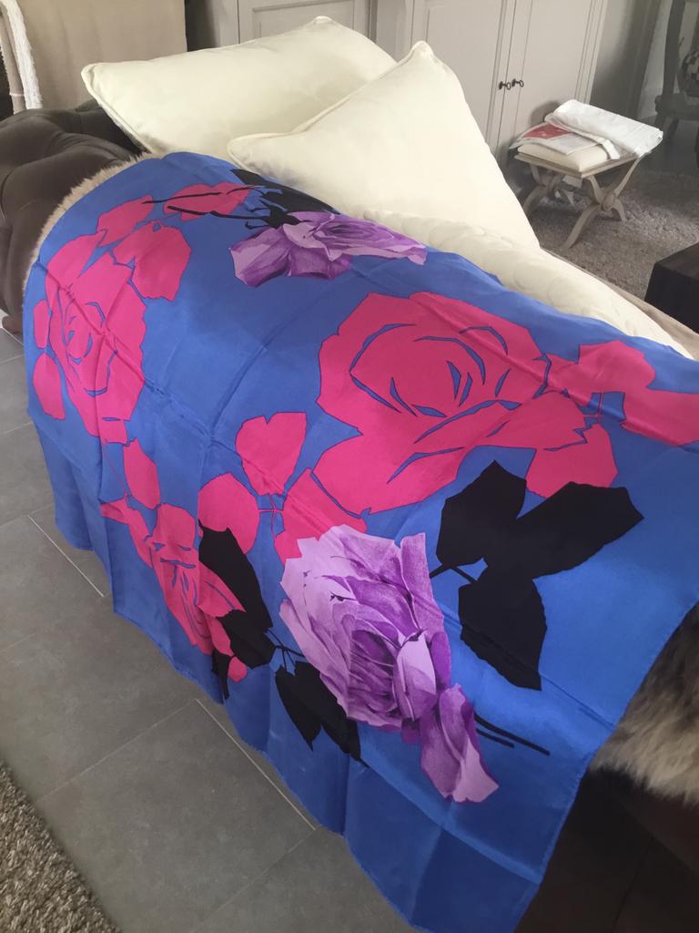 Foulard en soie Loredano (neuf), Enlèvement ou Envoi, Comme neuf, Écharpe