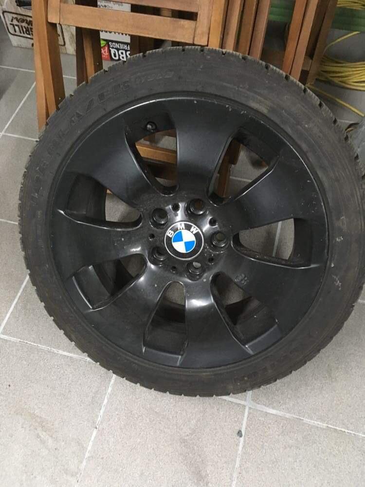 BMW jantes noires montées pneus hiver neufs, Enlèvement, Pneus hiver, Pneu(s)