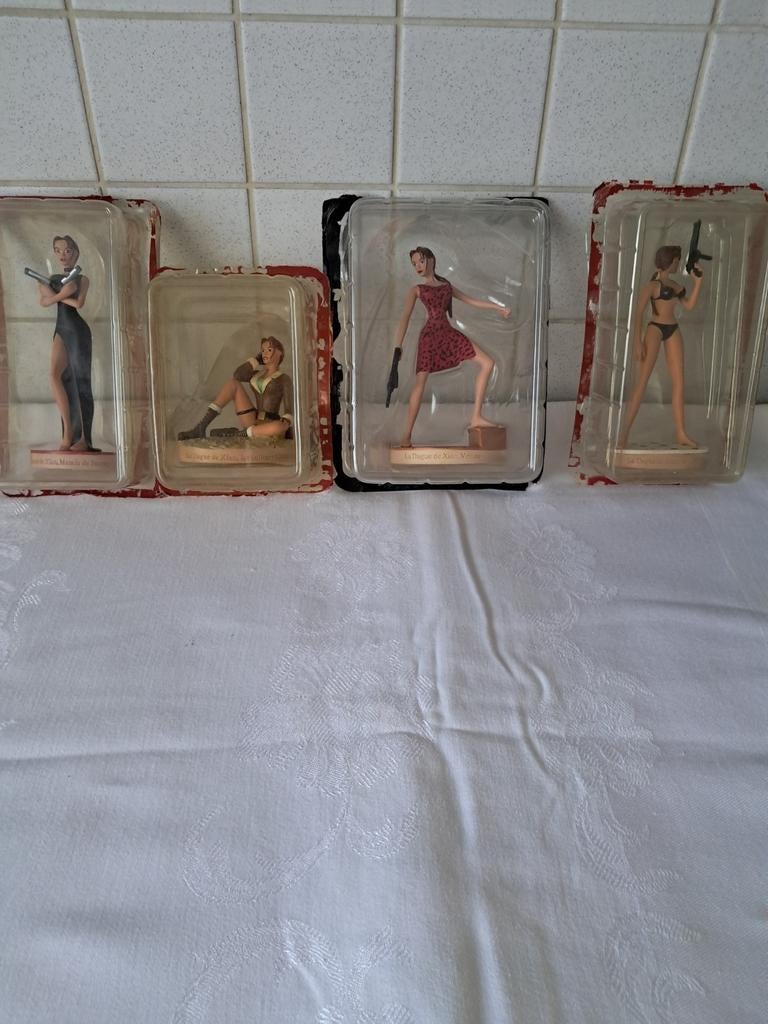 4 figurines lara croft collection, Collections, Statues & Figurines, Comme neuf, Enlèvement ou Envoi