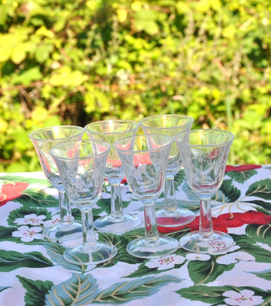6 verres a liqueurs sur pied decor fleur sablé, Antiquités & Art, Antiquités | Verre & Cristal, Enlèvement ou Envoi