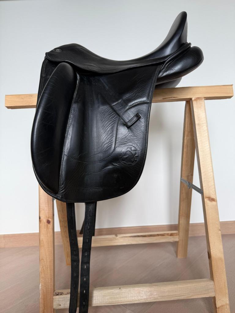 Selle de Dressage - Hennig - 17 pouces, Enlèvement ou Envoi, Utilisé, Dressage