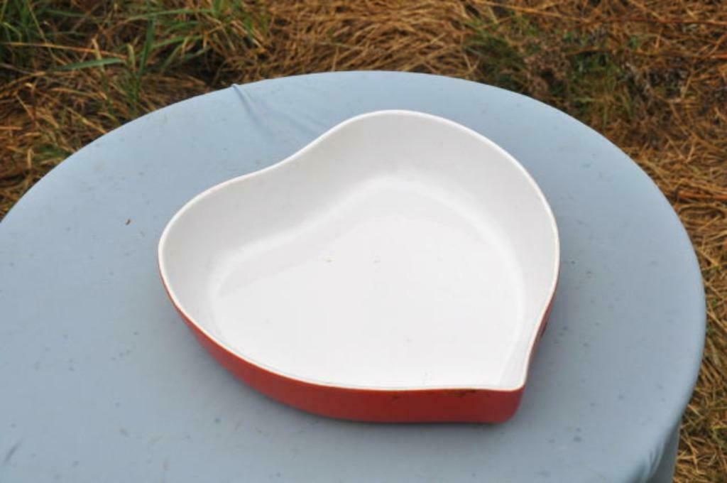 § plat en gres forme coeur pour four, Maison & Meubles, Enlèvement ou Envoi, Comme neuf, Poterie, Autres types