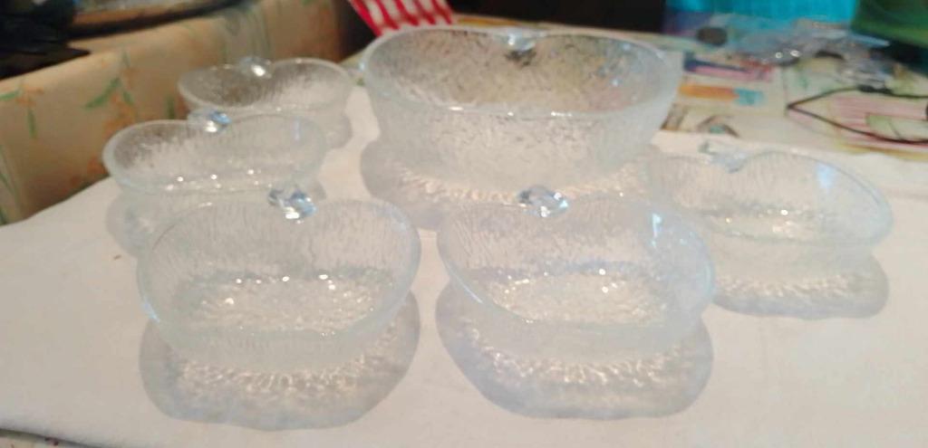 kommen in glas vorm appel  6 stuks, Huis en Inrichting, Ophalen of Verzenden, Zo goed als nieuw, Glas, Kom(men)