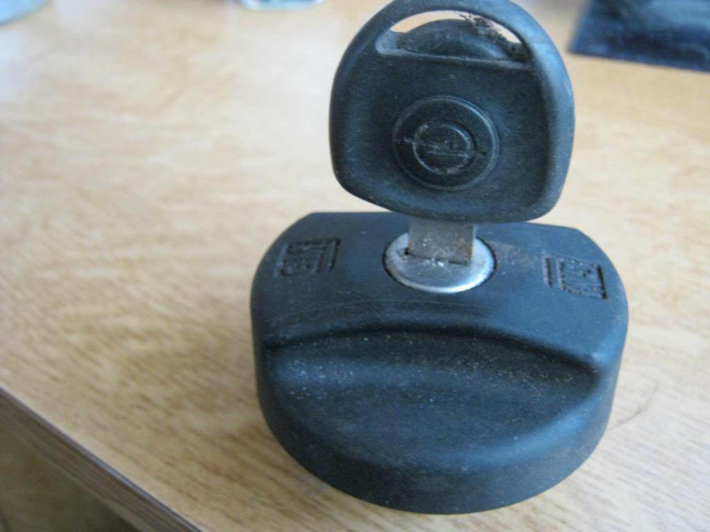 bouchon avec clé pour boite essence Opel Corsa B essence 1.2, Autos : Pièces & Accessoires, Enlèvement ou Envoi, Utilisé, Opel