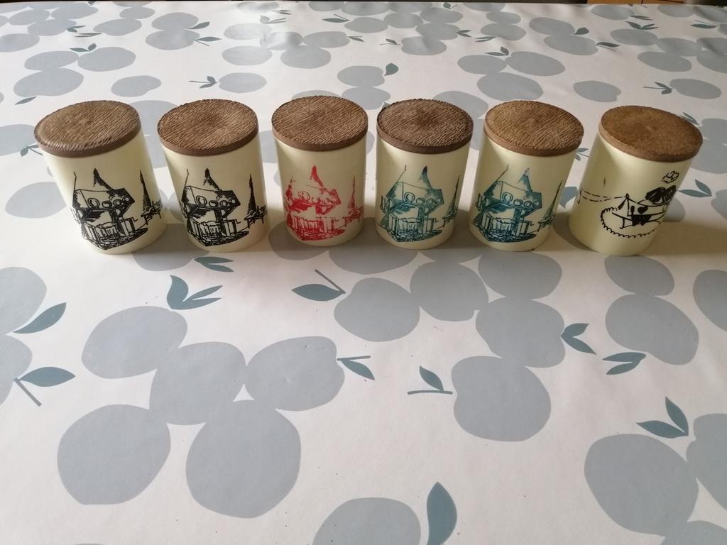 6 pots à épices en plastique et couvercle en bois, Enlèvement ou Envoi, Utilisé, Autres matériaux, Récipient(s)