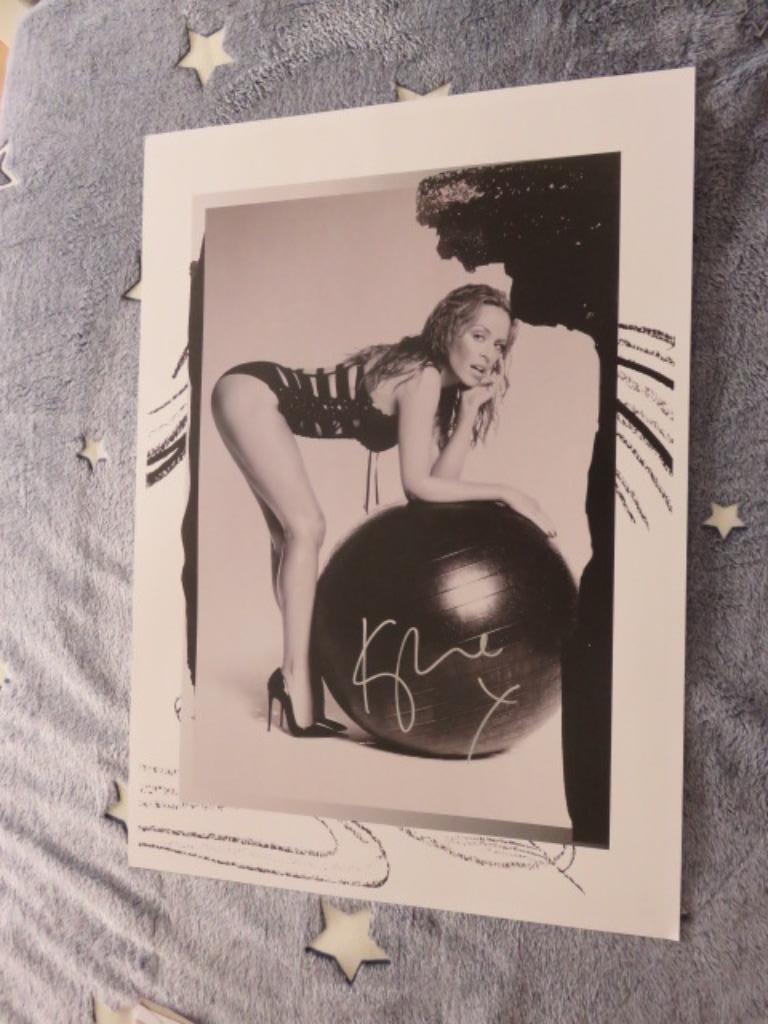 Lithografie Kylie Minogue - Sexercize ball litho - KMO2014, Enlèvement ou Envoi, Comme neuf, Photo ou Carte, Signé