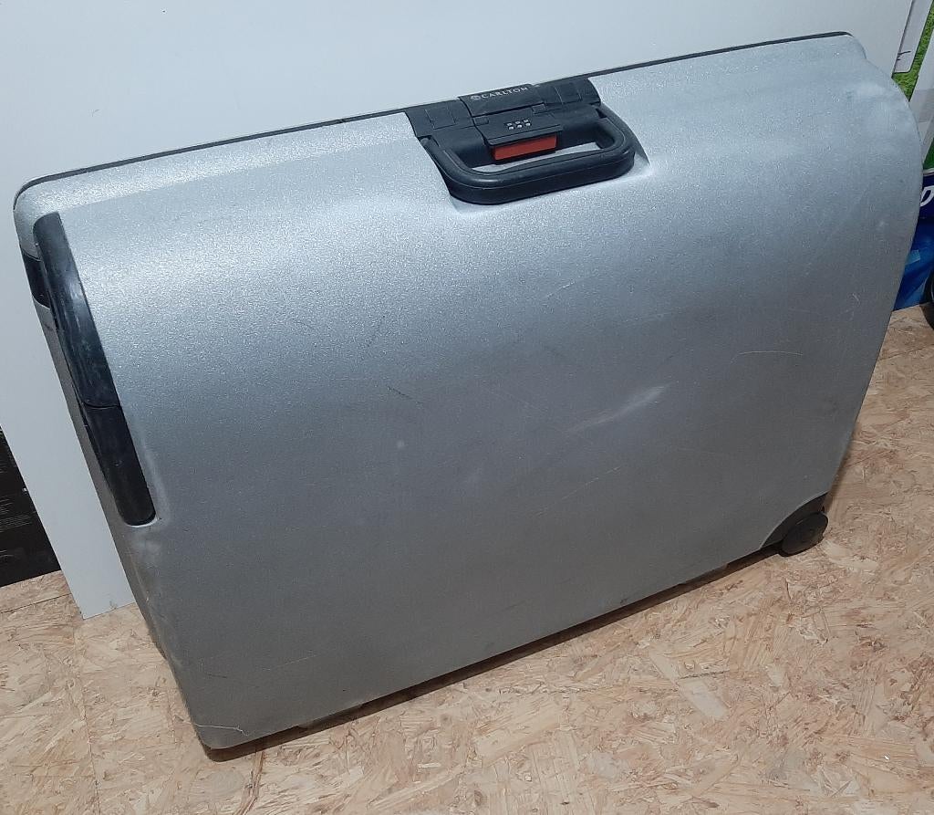 Carlton reiskoffers 2 STUKS - zilver & zwart, Bijoux, Sacs & Beauté, Valises, Utilisé, Plastique dur, Clé, Roulettes, Enlèvement