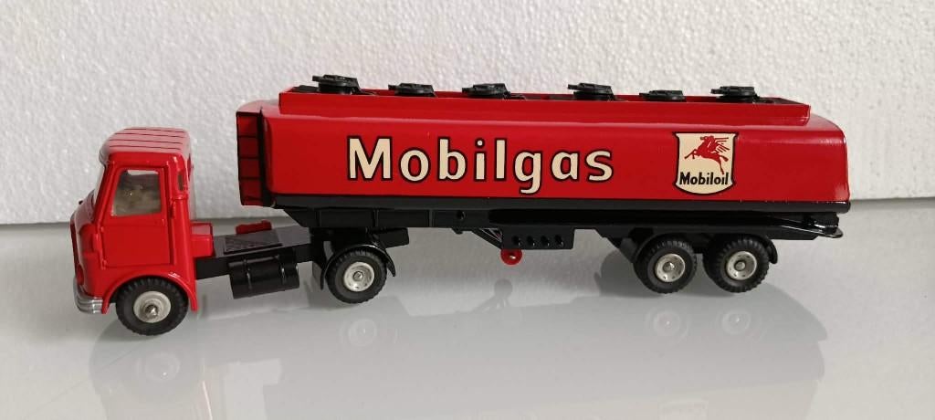 Dinky Supertoys 945 AEC Fuel Tanker, Verzenden, Zo goed als nieuw, Bus of Vrachtwagen, Dinky Toys