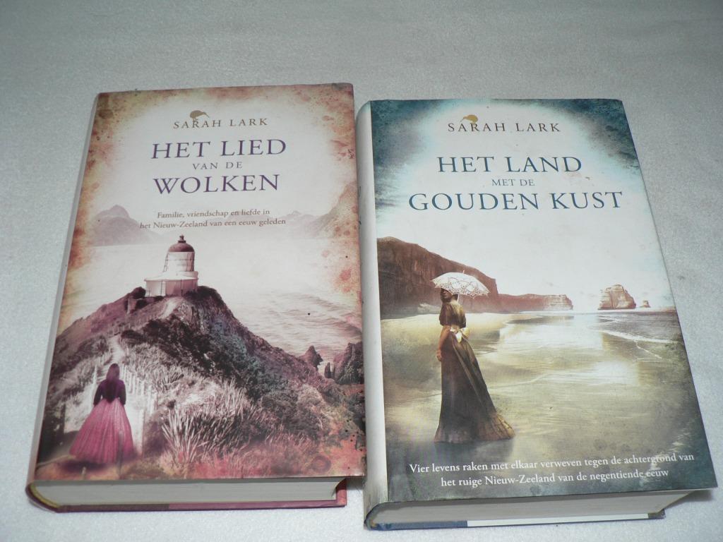 Het Lied van de wolken het land met de gouden kust S. Lark, Boeken, Sarah Lark, Ophalen of Verzenden, Zo goed als nieuw, Nederland
