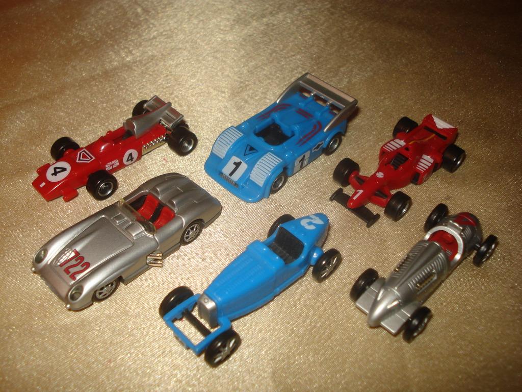 KINDER Lot de 2 Anciennes Séries de Voitures de Course 1999, Collections, Enlèvement ou Envoi, Comme neuf, Autres types