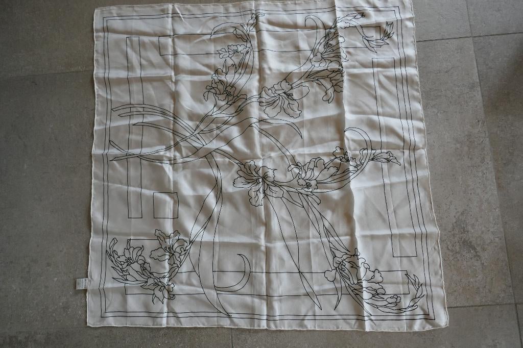 foulard en soie blanche à motif noir, Arty's Paintable, Neuf, Satin ou Soie, Enlèvement ou Envoi, Blanc