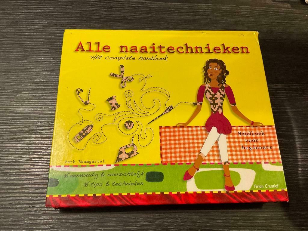 Handboek Alle naaitechnieken Beth Baumgartel (naaimachine), Boeken, Ophalen of Verzenden, Gelezen, Borduren en Naaien, Beth Baumgartel