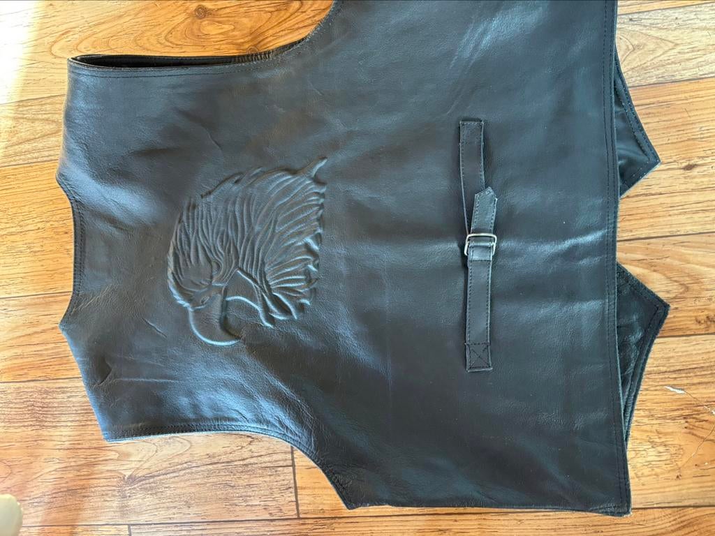 Lederen gilet met arend of havik, Motoren, Ophalen