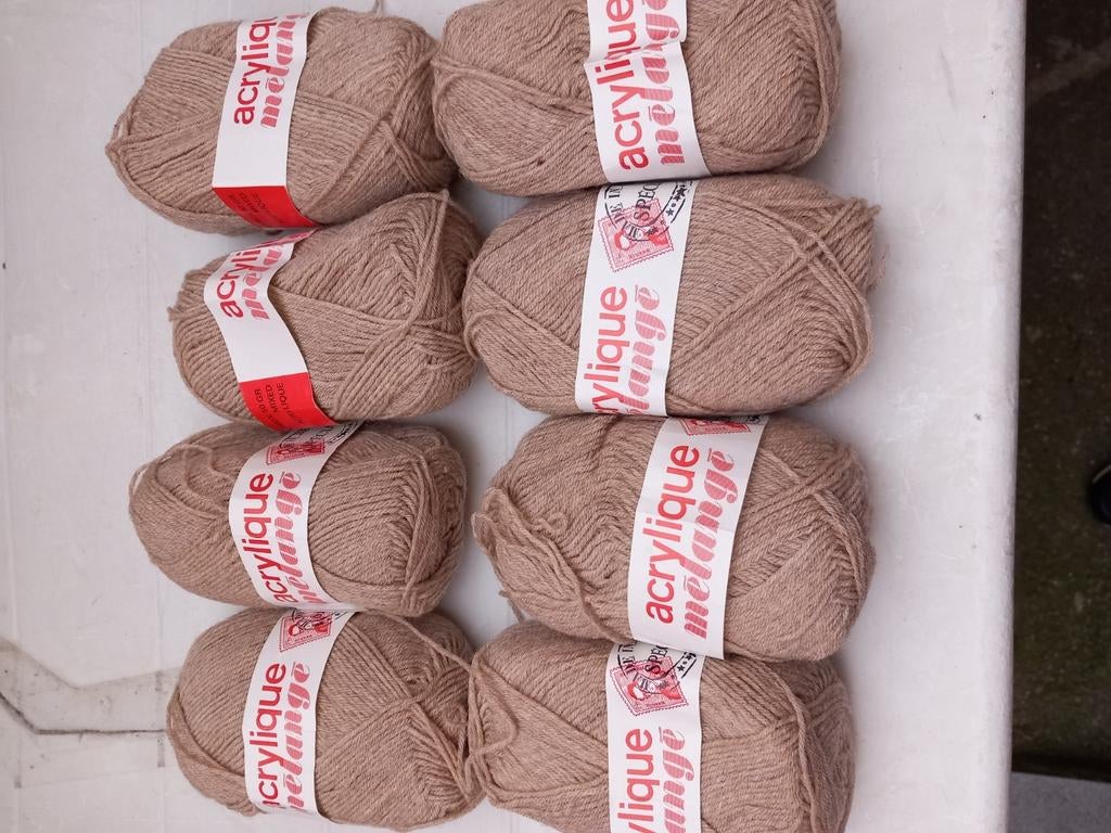 8 pelotes de fil à tricoter,  beige. Neuf, Hobby & Loisirs créatifs, Enlèvement ou Envoi, Comme neuf