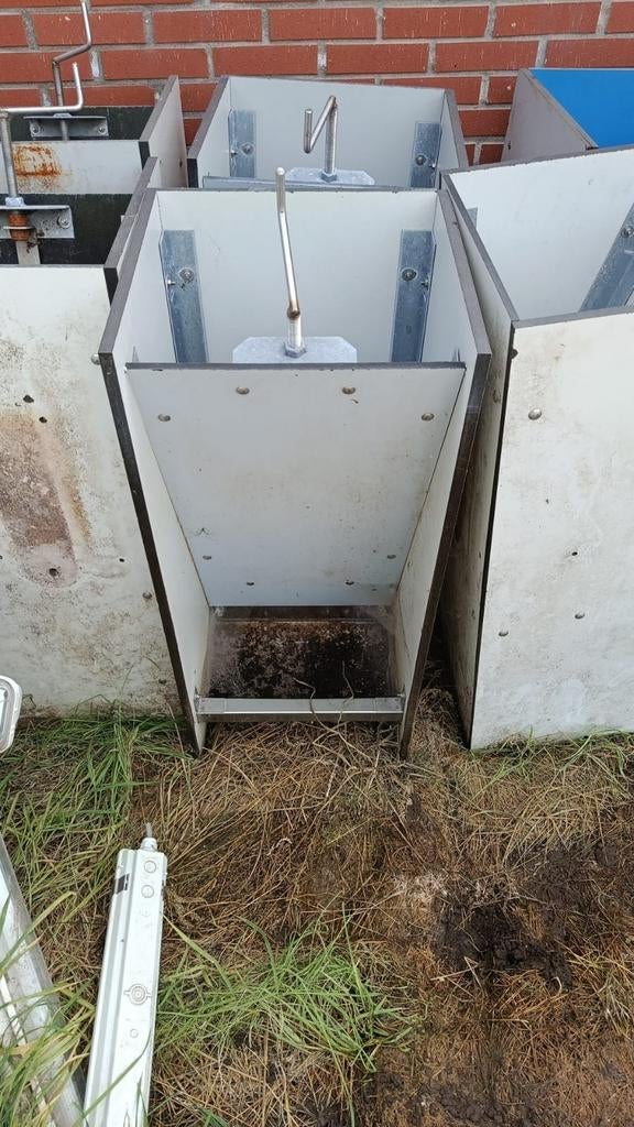 Diverse voederbakken voor vleesvarkens en biggen