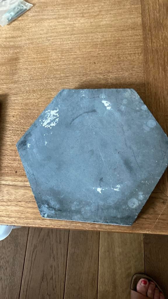 Tegel, antiek, twee exemplaren, Doe-het-zelf en Bouw, Ophalen of Verzenden, Zo goed als nieuw