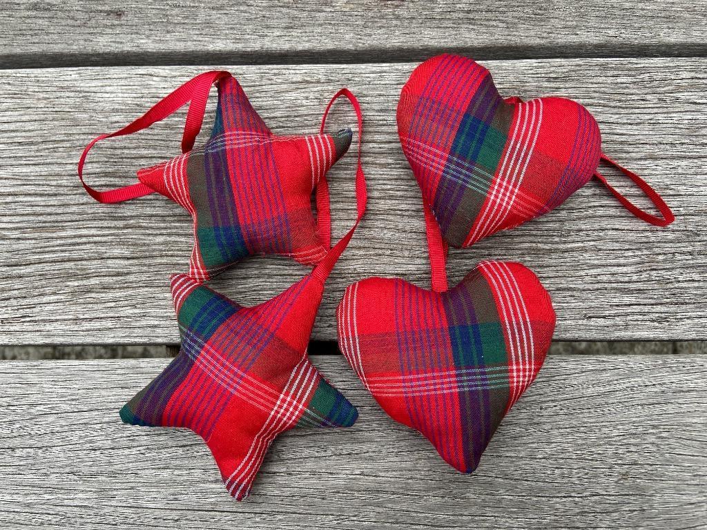 Tartan kerststerren (2 st.) en hartjes (2 st.), Ophalen of Verzenden, Zo goed als nieuw
