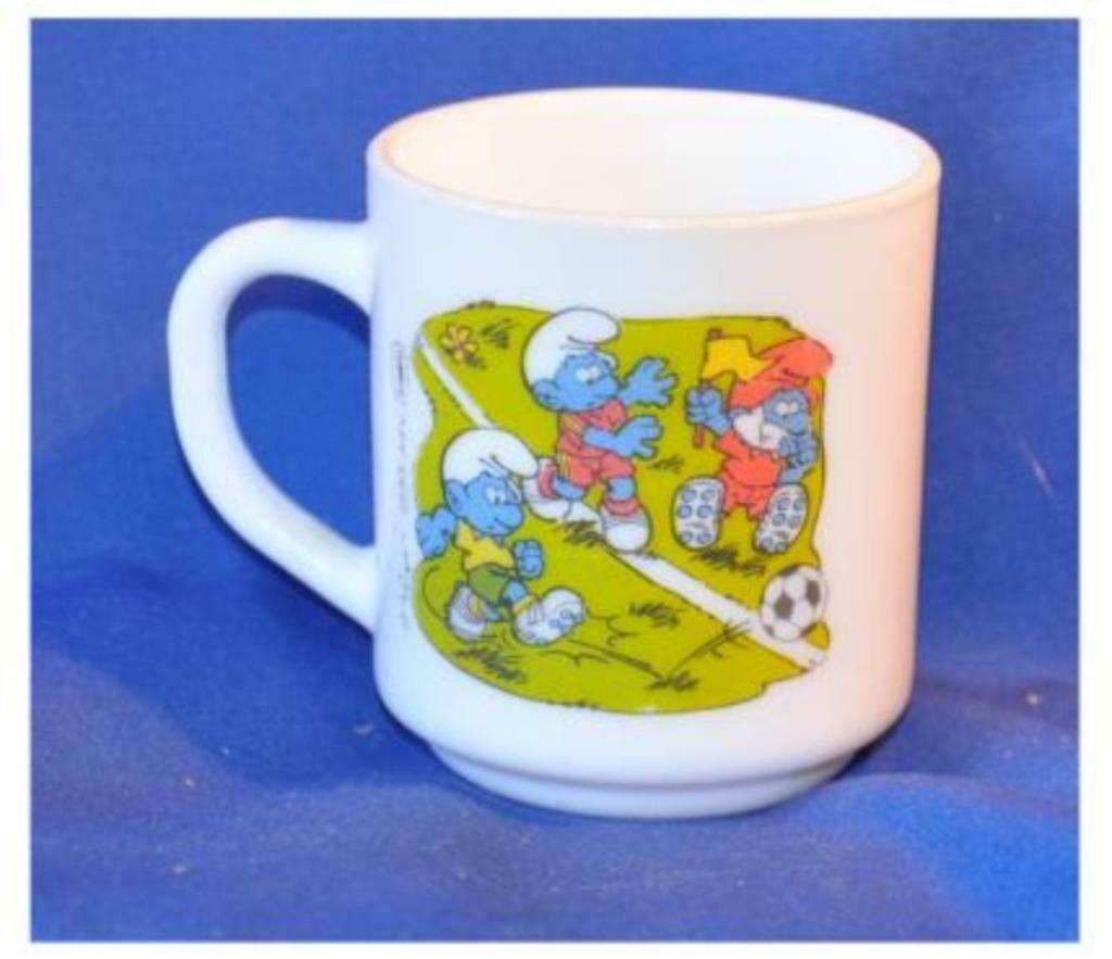 § mug schtroumph foot arcopal france 1991, Enlèvement ou Envoi, Comme neuf, Différents Schtroumpfs, Autres types