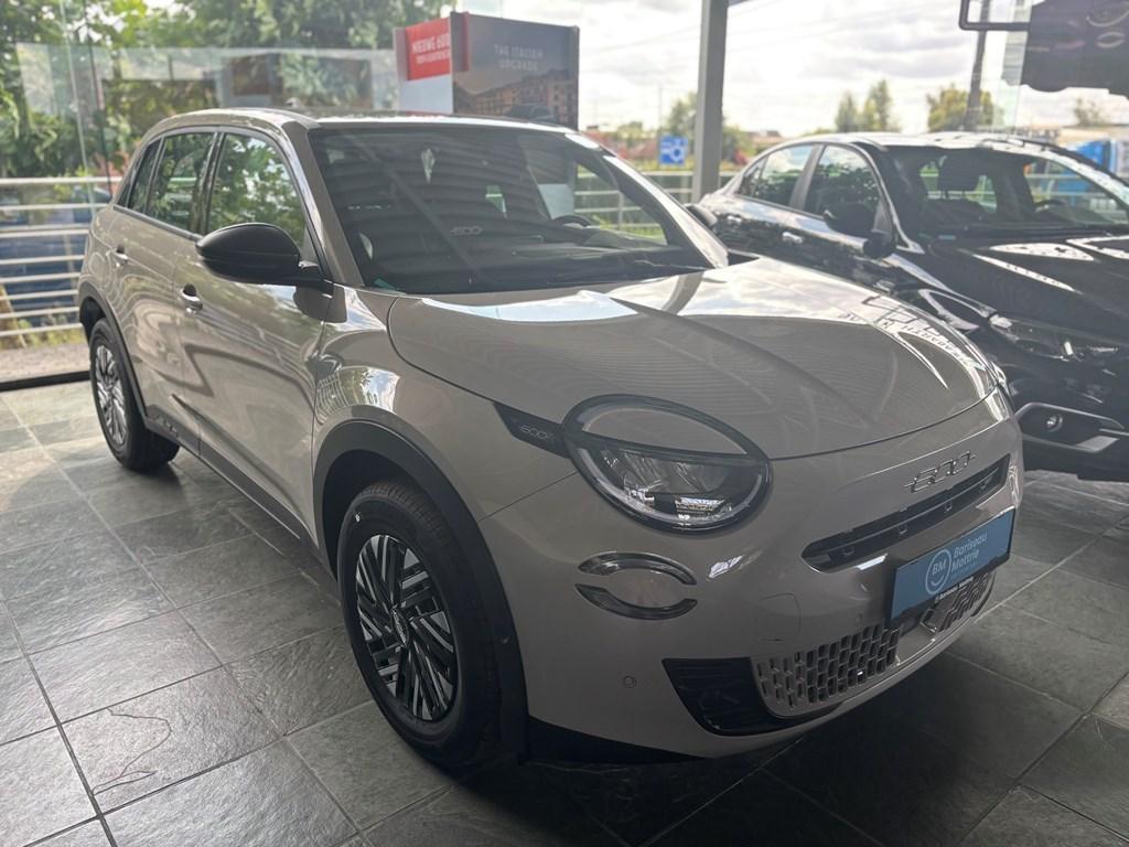 Fiat 600 HYBRID 136 PK, Auto's, Fiat, Beige, Bedrijf, Hybride Elektrisch/Benzine, SUV of Terreinwagen