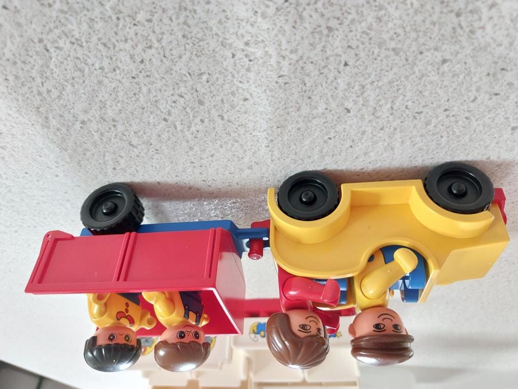 Gezinnetje auto en kar en bedjes 15€, Kinderen en Baby's, Speelgoed | Duplo en Lego, Ophalen, Zo goed als nieuw, Duplo